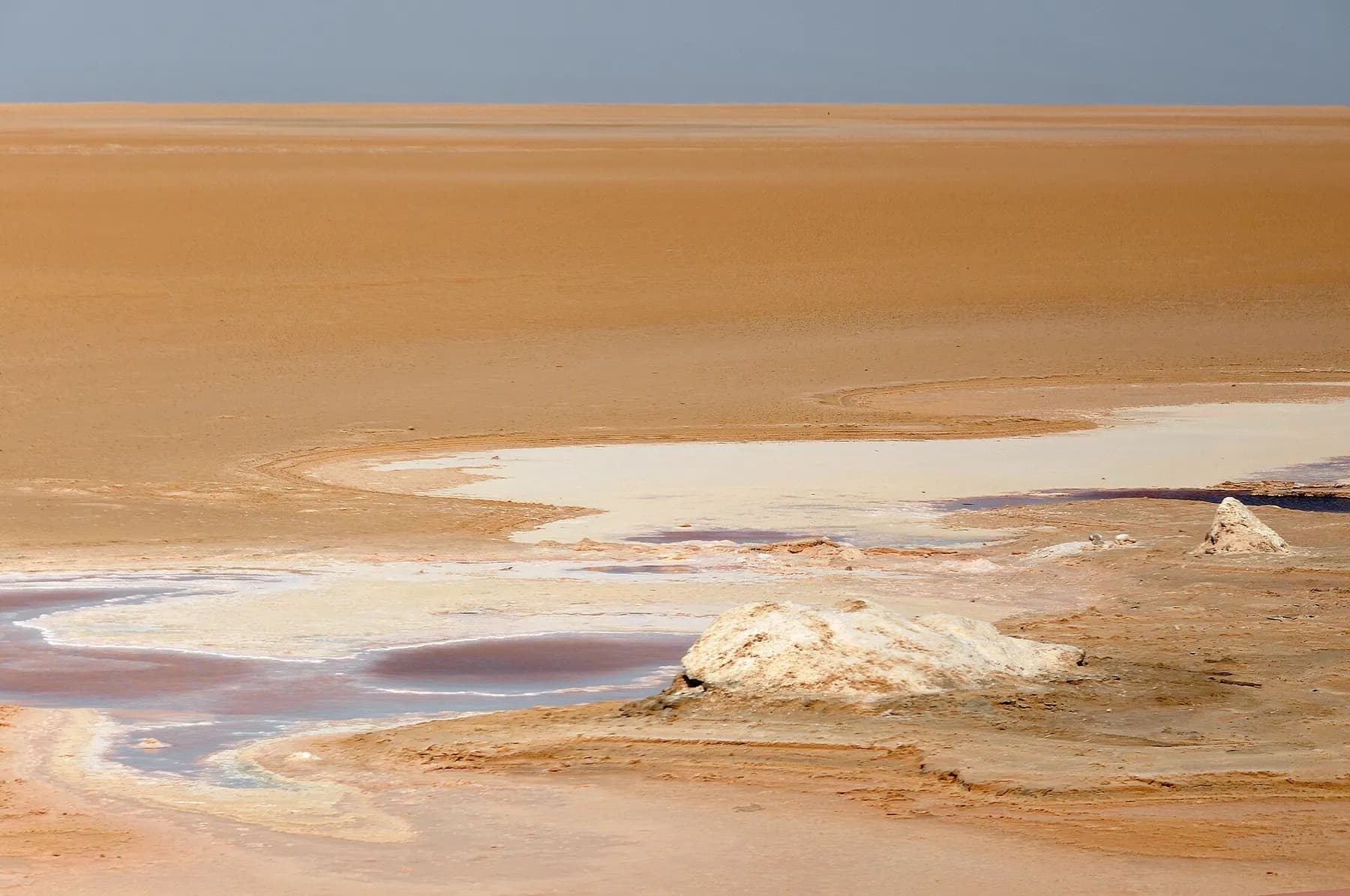 Étendue salée et reflets du Chott el-Jérid