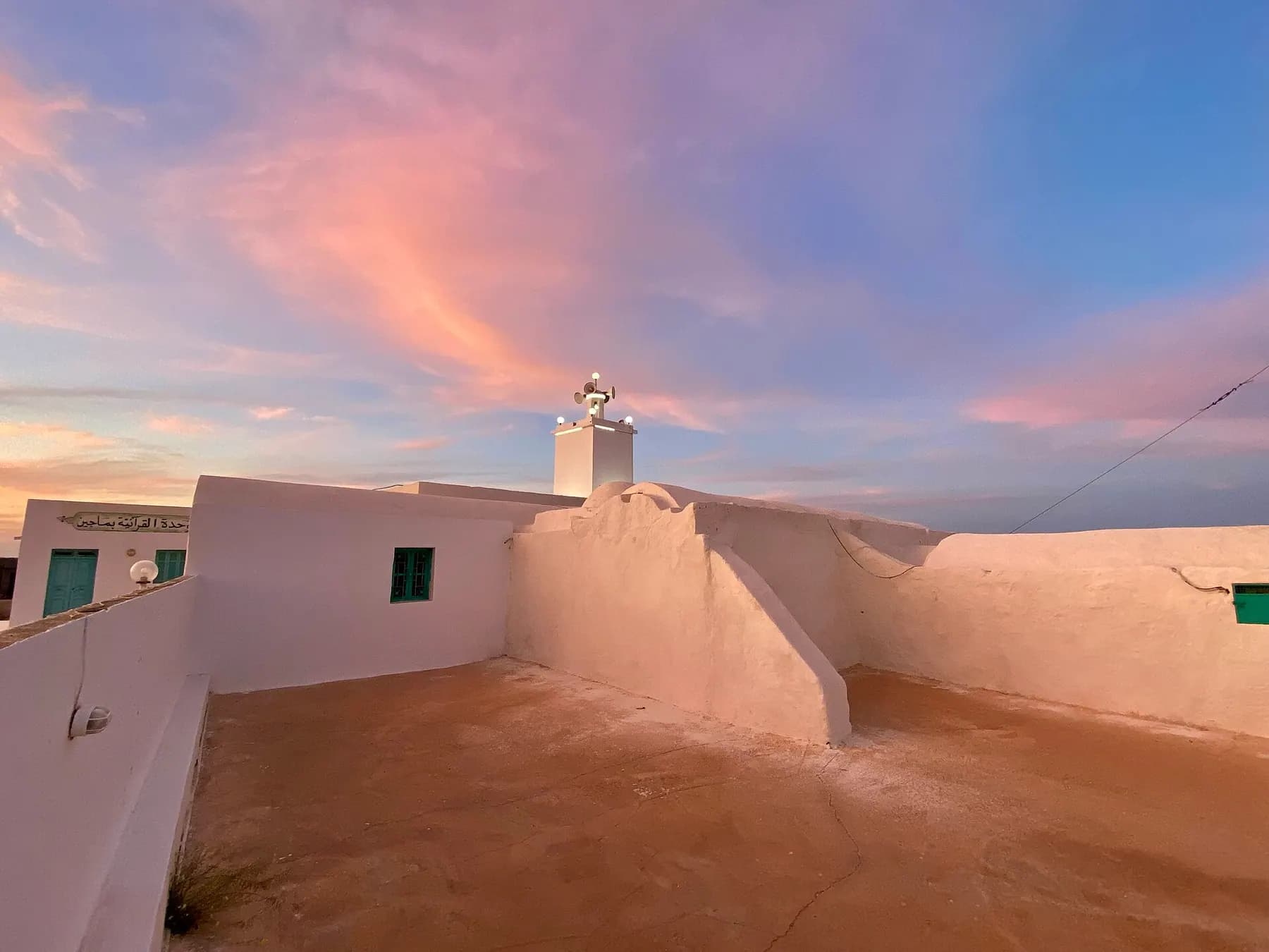 Mosquée blanche de Djerba au coucher du soleil