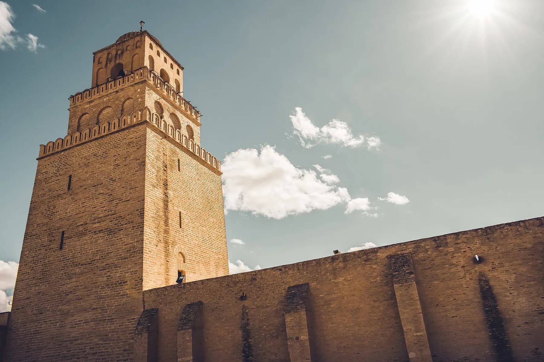 Minaret de la Grande Mosquée de Kairouan sous le soleil