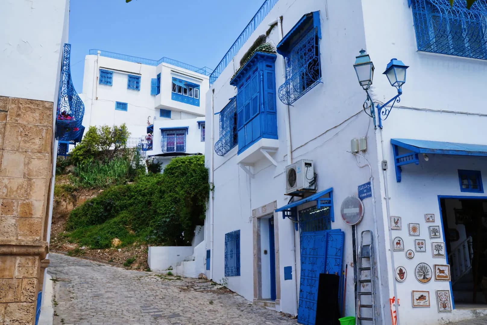 Ruelle blanche aux ferronneries bleues à Sidi Bou Saïd